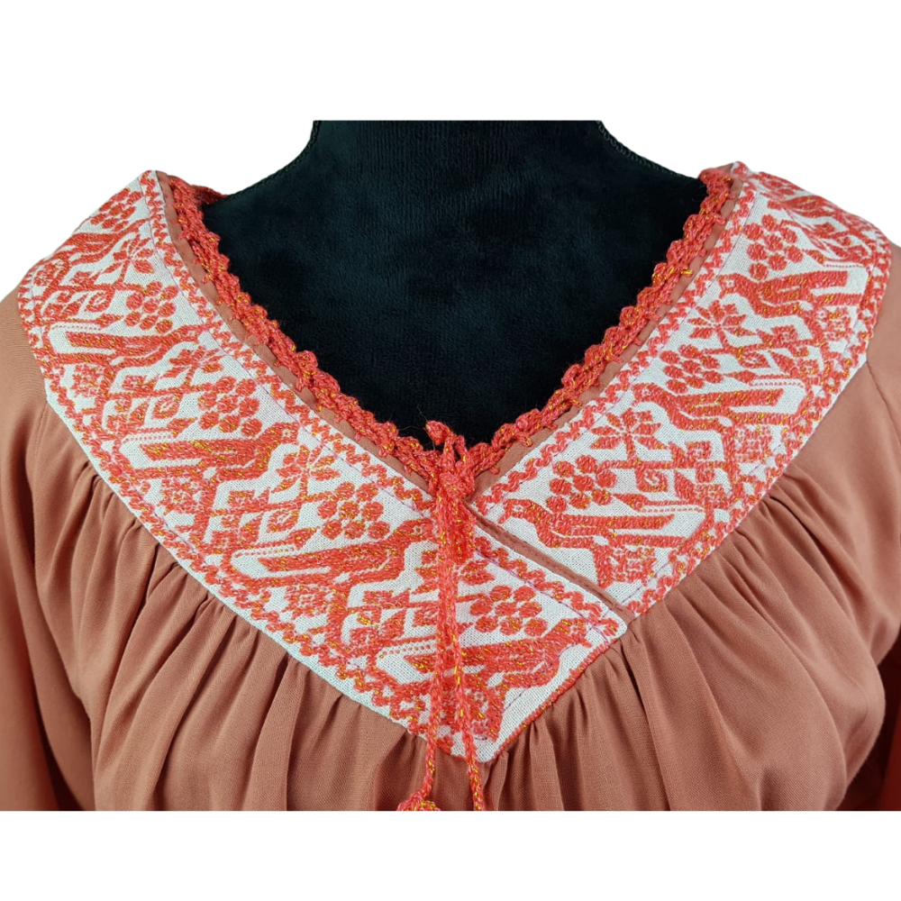 Blusa fresca de rayón con bordado de hilván tradicional de Puebla y manga 3/4