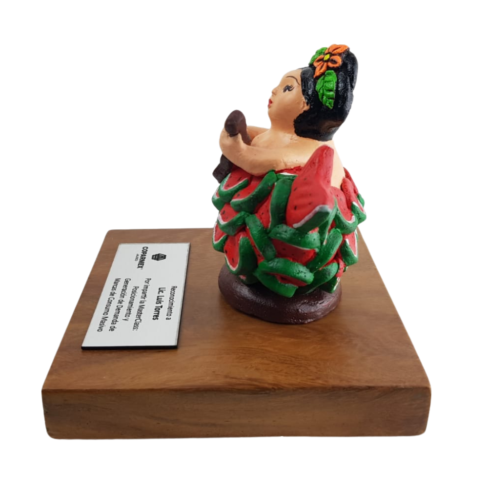 Reconocimiento con artesanía mexicana. Sirena con escamas de sandía en trofeo con base de madera y placa metálica personalizada