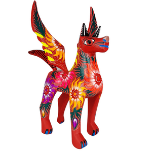 Alebrije oaxaqueño gato o perro con alas de madera copal