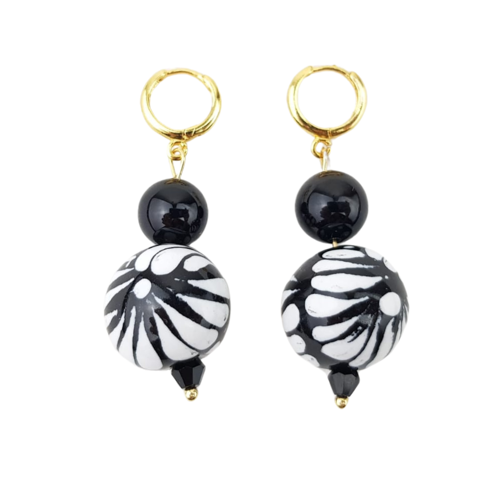 Arete bola negra, de cerámica decorado con técnica talavera