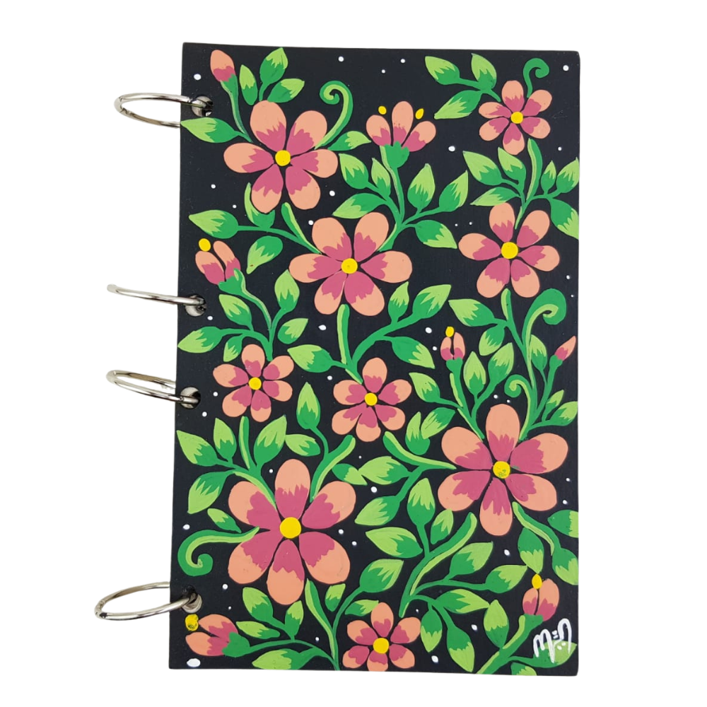 Libreta chica de papel maché, elaborada y pintada a mano