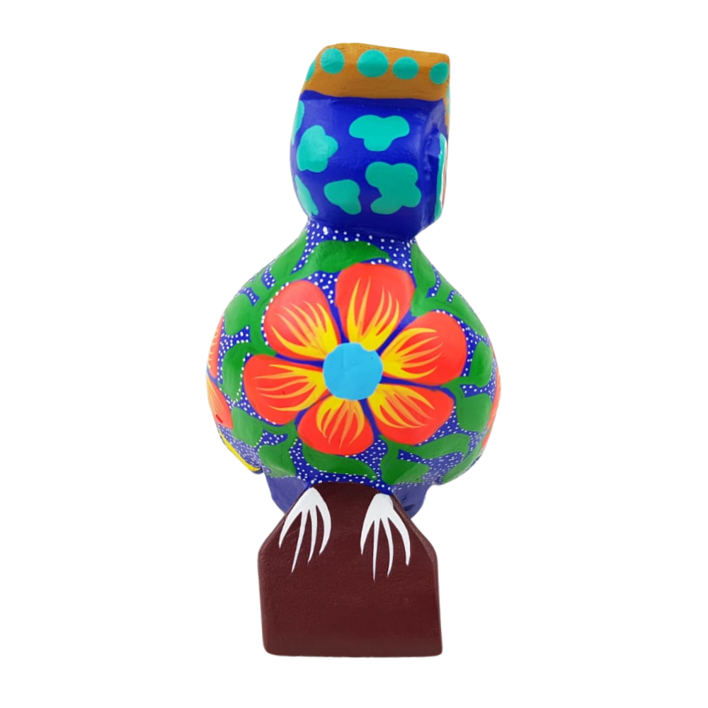 Alebrije oaxaqueño mediano, con forma de búho, de madera de copal