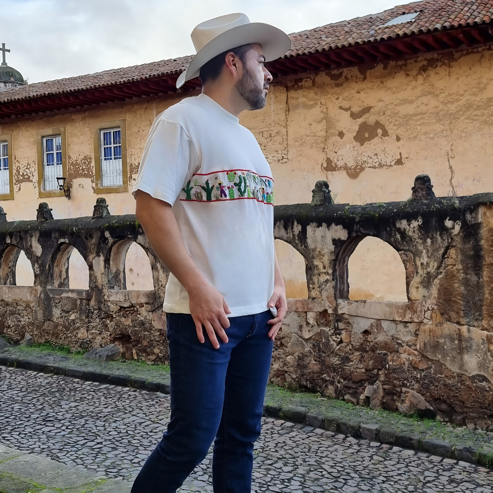 Playera mexicana paisaje nopalero, bordada a mano por artesanos michoacanos