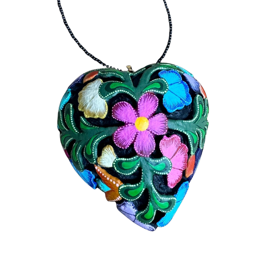 Dije corazón calado de madera con alto relieve de flores