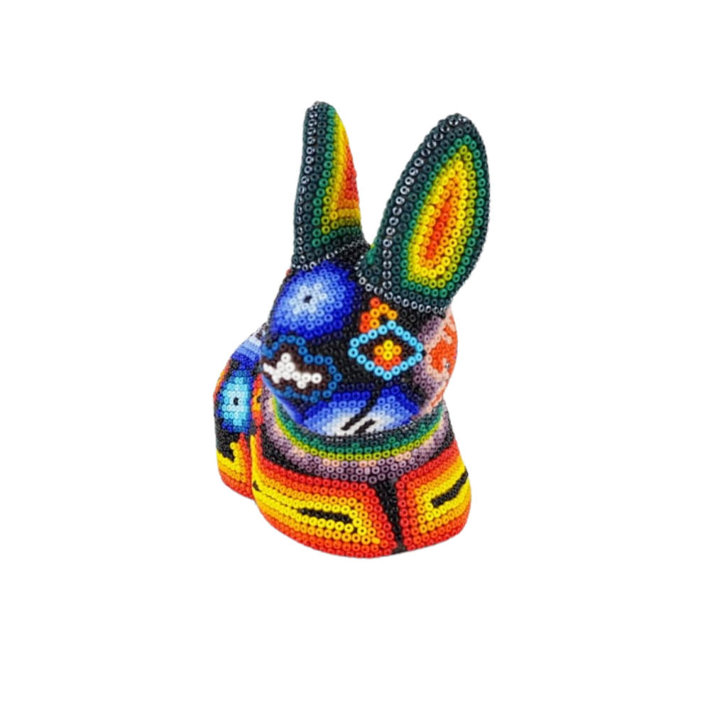 Conejo echado wixárika hecho de papel maché