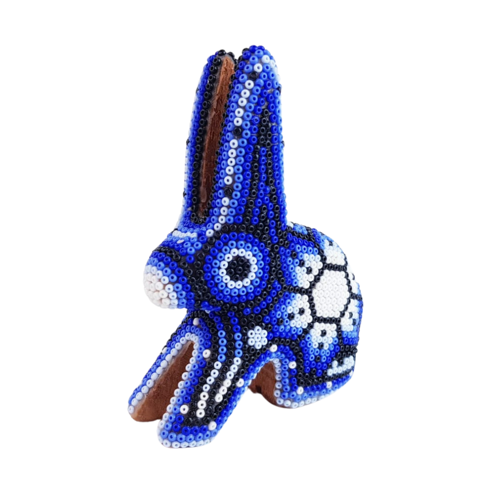 Conejo con oreja de pico mini, decorado con motivos wixárika