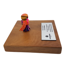 Cargar imagen en el visor de la galería, Reconocimiento con artesanía mexicana. Alebrije de madera mini en trofeo con base de madera y placa metálica personalizada
