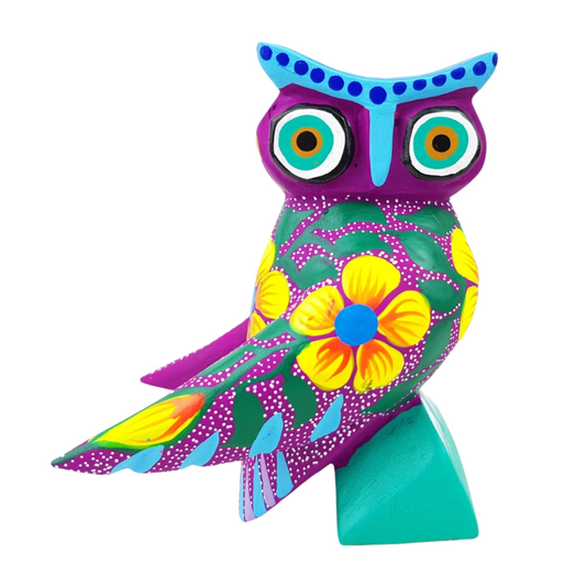 Alebrije oaxaqueño mediano, con forma de búho, de madera de copal