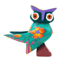 Cargar imagen en el visor de la galería, Alebrije oaxaqueño mediano, con forma de búho, de madera de copal
