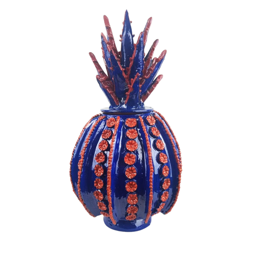 Piña bombonera decorada con la técnica de barro vidriado