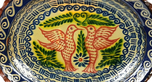 Plato de barro decorado con pájaros y grecas