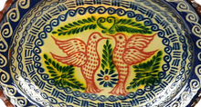 Cargar imagen en el visor de la galería, Plato de barro decorado con pájaros y grecas
