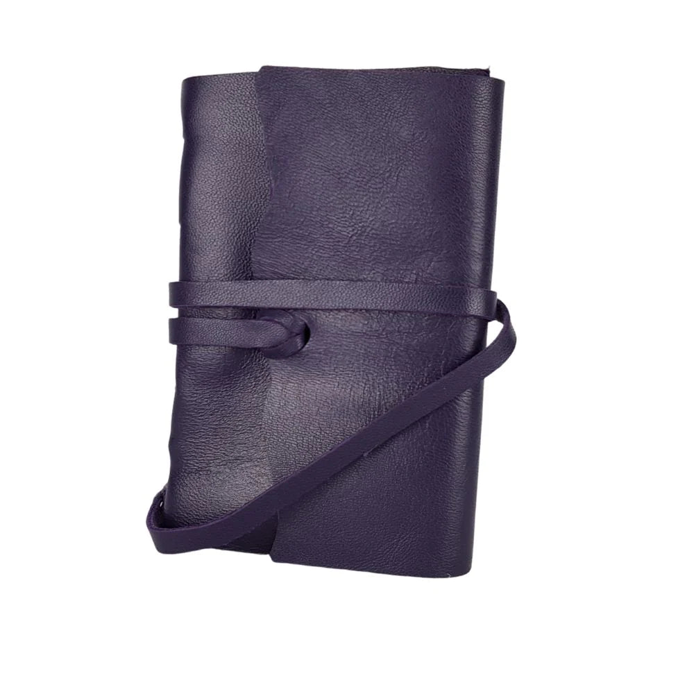 Libreta de bolsillo con hojas de papel reciclado y forro y correa de piel costurada a mano