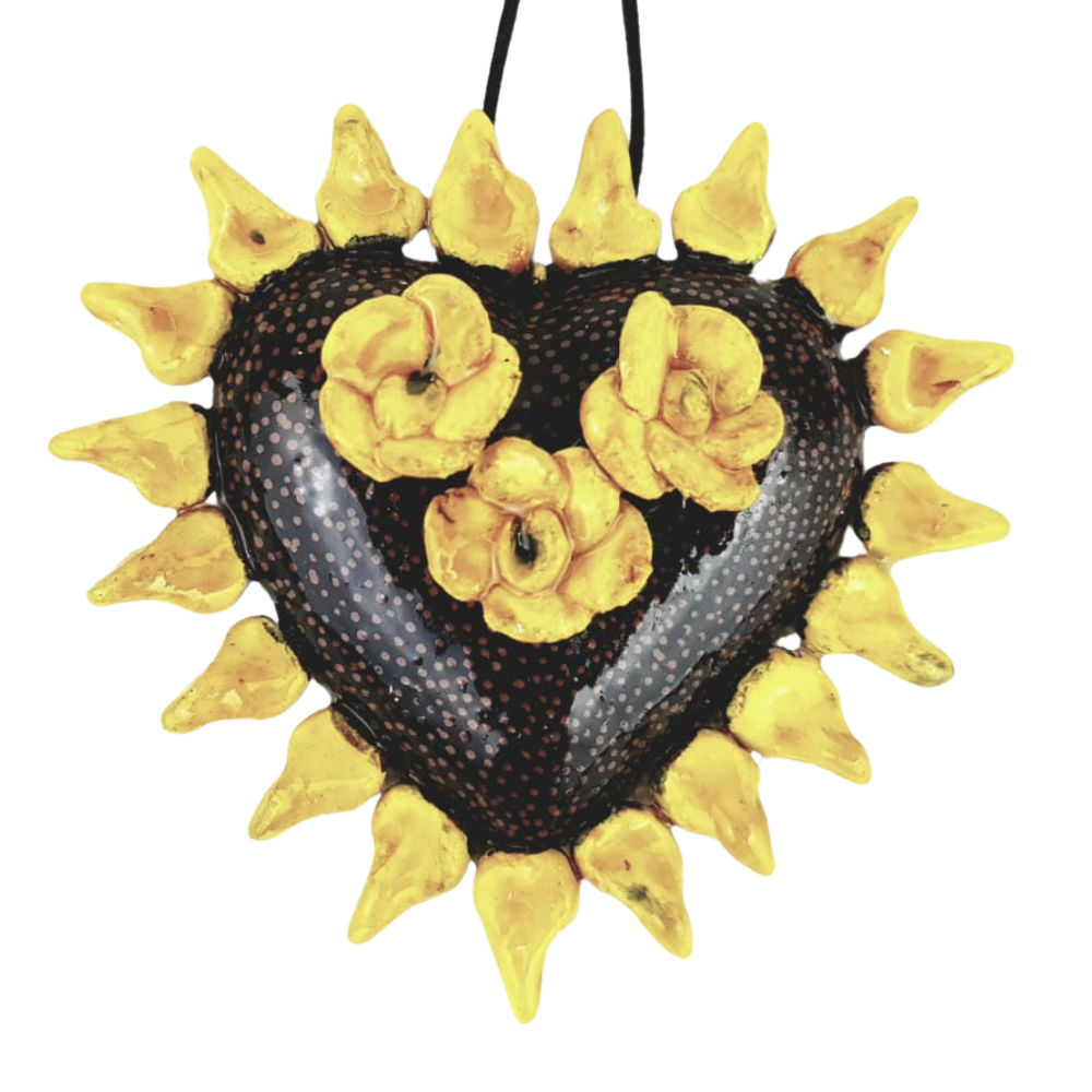 Dije de barro betus, con forma de corazón milagrito