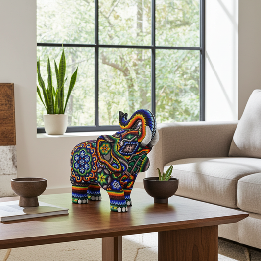 Elefante tallado en madera decorado con motivos Wixáricas
