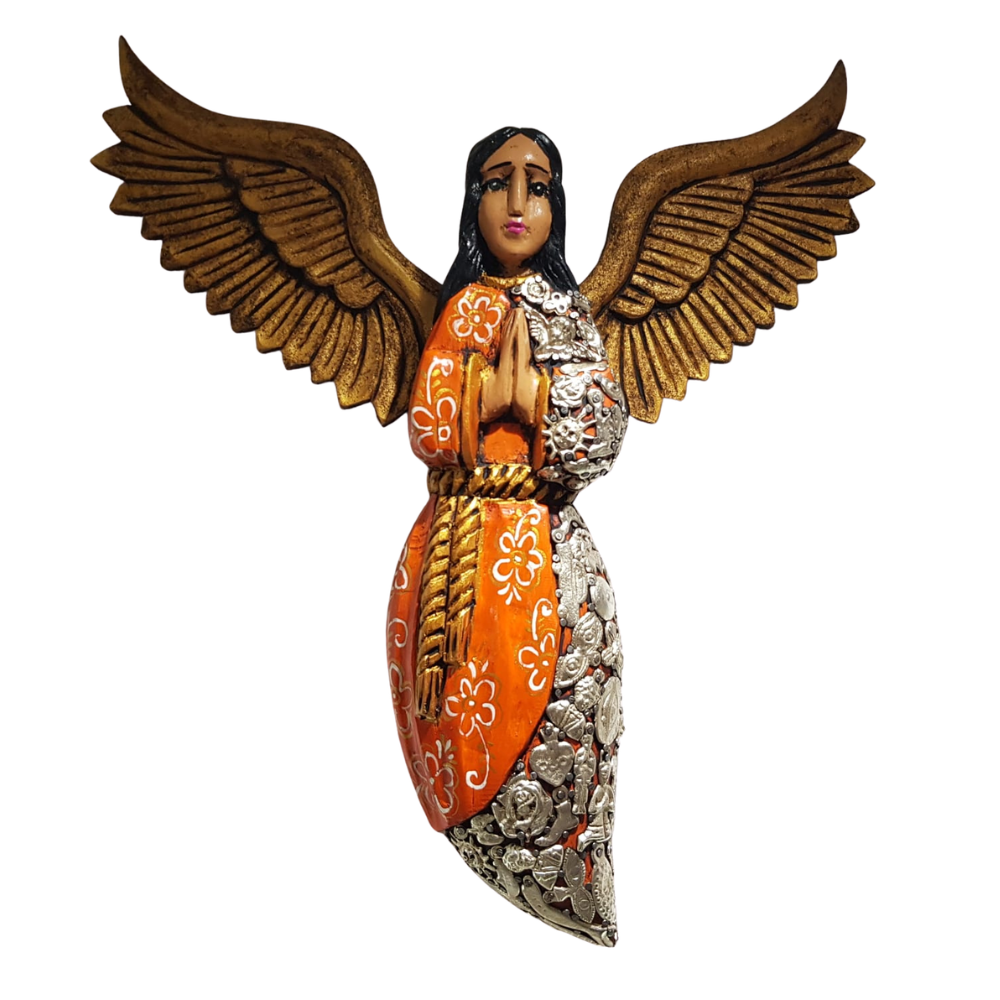 Ángel de madera decorado con milagritos