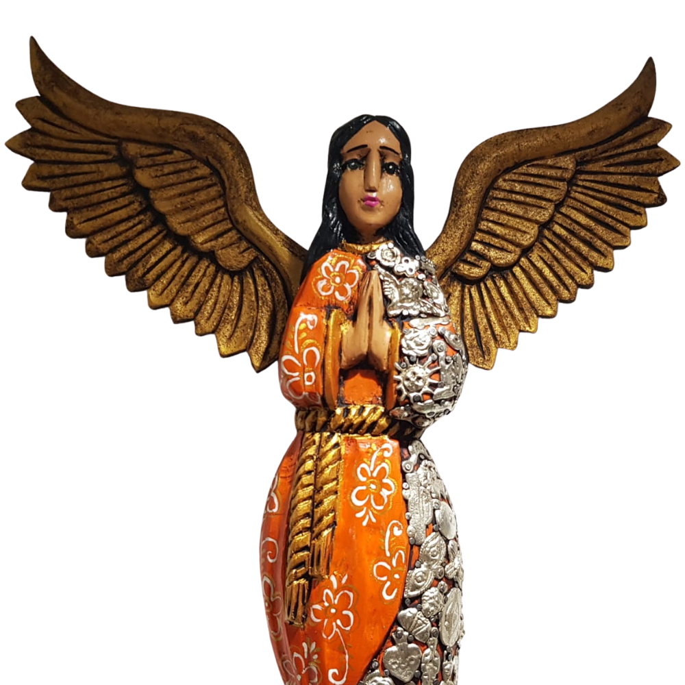 Ángel de madera decorado con milagritos