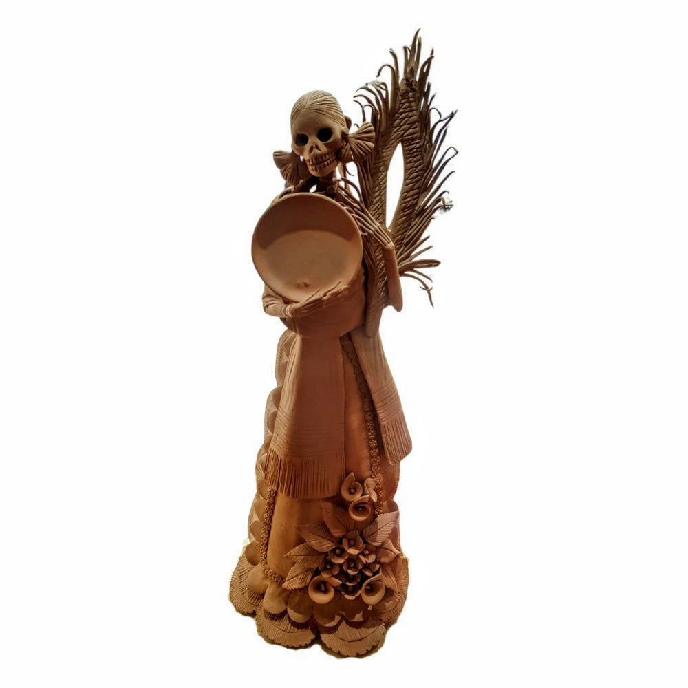 Catrina gde. Frida, de barro, hecha en Capula, Michoacán