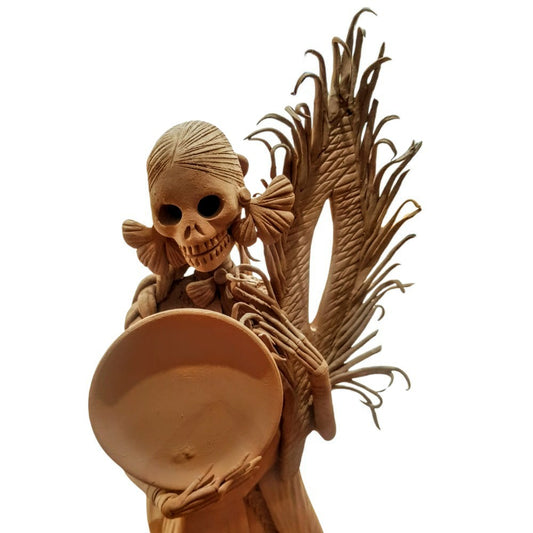 Catrina gde. Frida, de barro, hecha en Capula, Michoacán