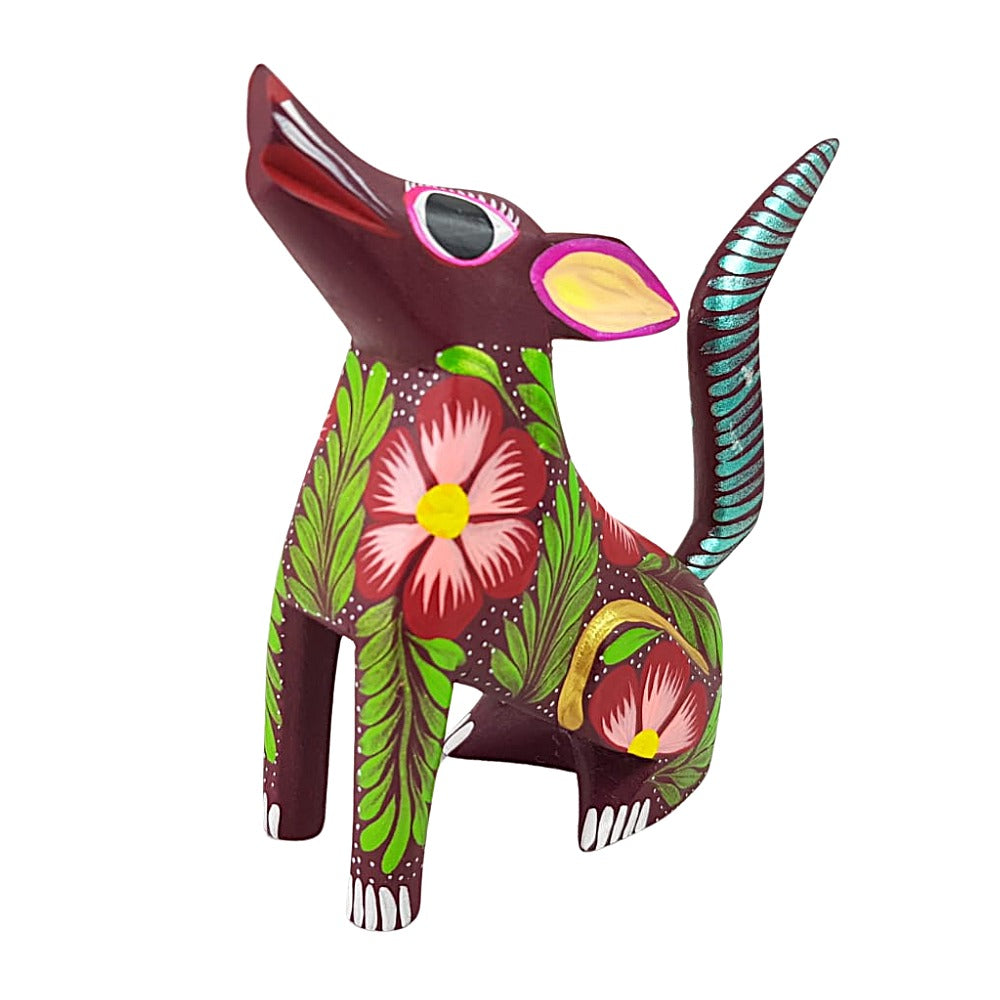 Alebrije oaxaqueño mediano, con forma de perro, de madera de copal