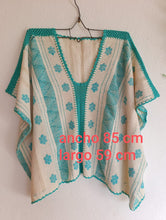 Cargar imagen en el visor de la galería, Blusa mariposa Amuzgo de telar de cintura, textura calada decorada con brocados finos

