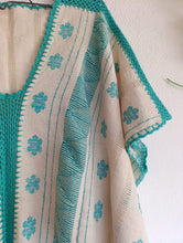 Cargar imagen en el visor de la galería, Blusa mariposa Amuzgo de telar de cintura, textura calada decorada con brocados finos
