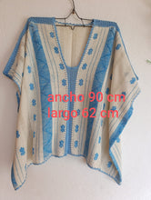 Cargar imagen en el visor de la galería, Blusa mariposa Amuzgo de telar de cintura, textura calada decorada con brocados finos
