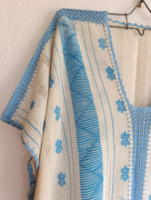Cargar imagen en el visor de la galería, Blusa mariposa Amuzgo de telar de cintura, textura calada decorada con brocados finos
