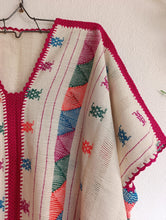Cargar imagen en el visor de la galería, Blusa mariposa Amuzgo de telar de cintura, textura calada decorada con brocados finos
