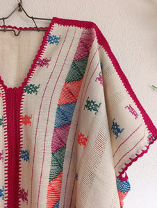 Blusa mariposa Amuzgo de telar de cintura, textura calada decorada con brocados finos
