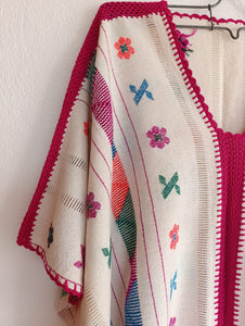 Blusa mariposa Amuzgo de telar de cintura, textura calada decorada con brocados finos
