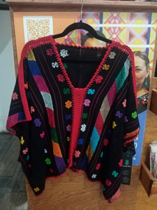Blusa mariposa Amuzgo de telar de cintura, textura calada decorada con brocados finos