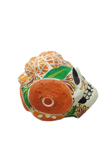 Cráneo de papel maché pintado a mano con flores