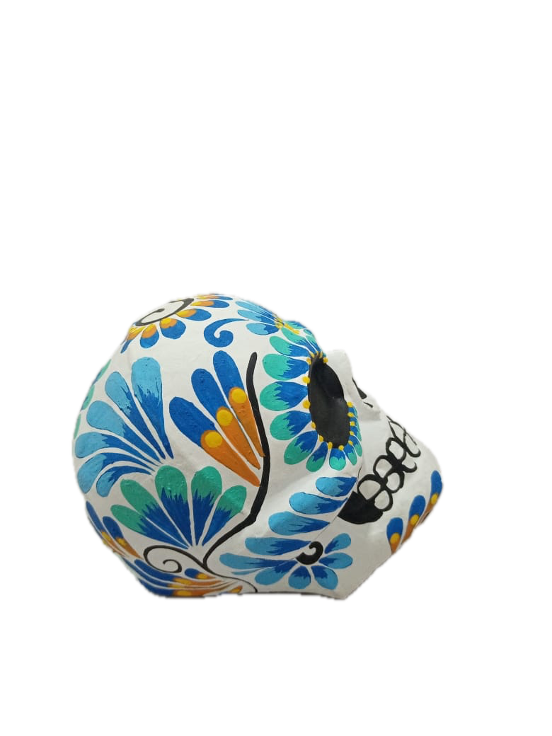 Cráneo de papel maché pintado a mano con flores