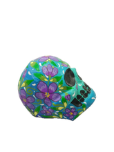 Cargar imagen en el visor de la galería, Cráneo de papel maché pintado a mano con flores
