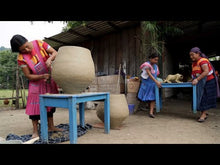 Cargar y reproducir el video en el visor de la galería, Maceta de barro, gallito de Amatenango, pintado, de 20 cm
