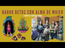 Cargar y reproducir el video en el visor de la galería, Dije de barro betus, con forma de corazón milagrito

