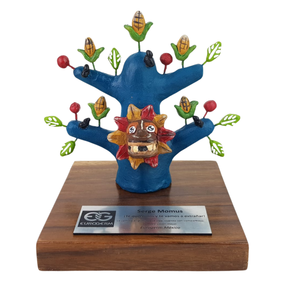 Reconocimiento con artesanía mexicana. Figura de barro, con forma de árbol de la vida y cara de Quetzalcóatl, en trofeo con base de madera y placa metálica personalizada