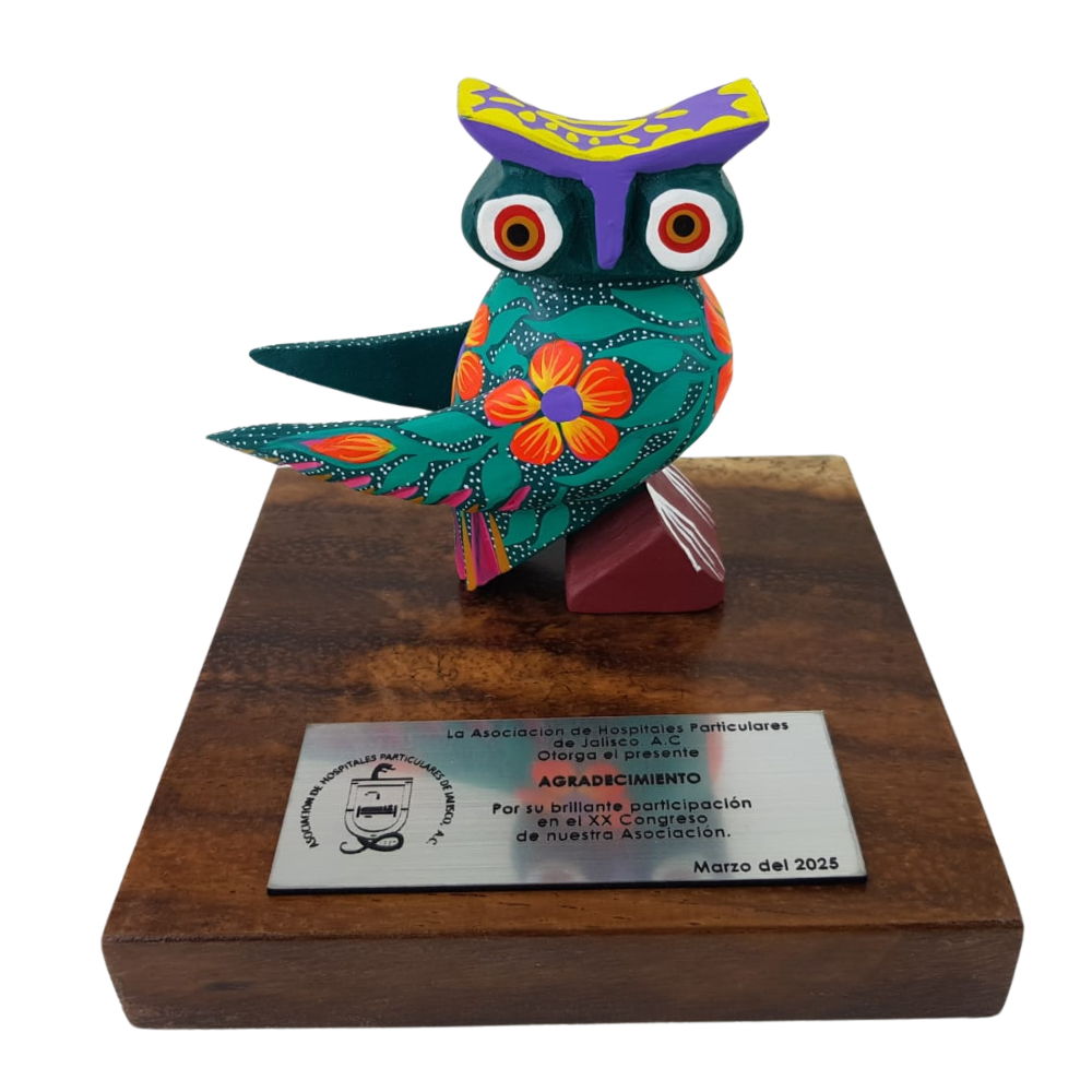 Reconocimiento con artesanía mexicana. Alebrije de madera mediano con forma de búho, en trofeo con base de madera y placa metálica personalizada