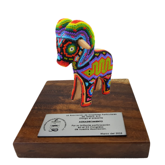 Reconocimiento con artesanía mexicana. Borrego cimarrón wixárika en trofeo con base de madera y placa metálica personalizada