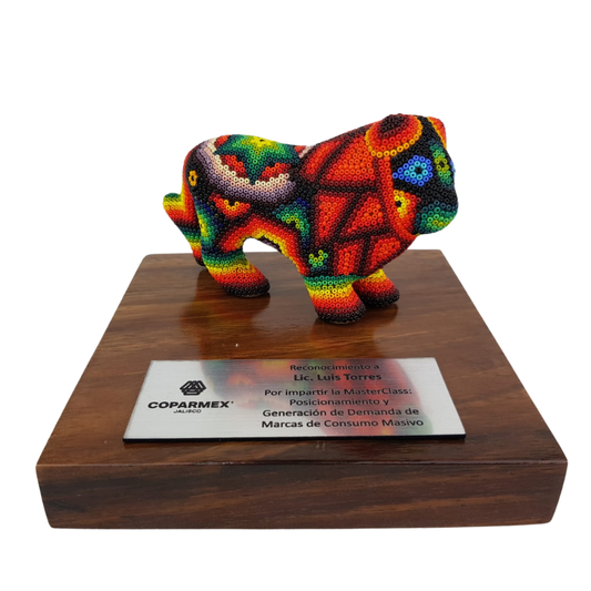 Reconocimiento con artesanía mexicana. León, figura wixárika en trofeo con base de madera y placa metálica personalizada (Copia)