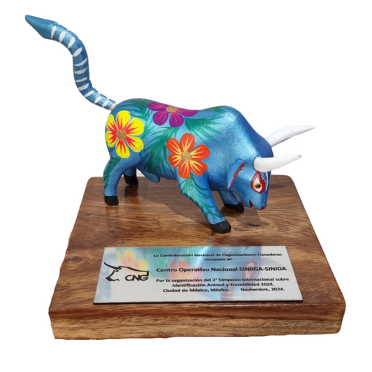 Reconocimiento con artesanía mexicana. Alebrije toro de madera en trofeo con base de madera y placa metálica personalizada