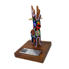Cargar imagen en el visor de la galería, Reconocimiento con artesanía mexicana. Venado wixárika en trofeo con base de madera y placa metálica personalizada

