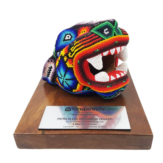 Reconocimiento con artesanía mexicana. Cabeza grande de jaguar wixárika en trofeo con base de madera y placa metálica personalizada
