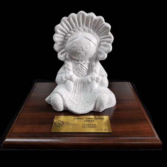 Reconocimiento con artesanía mexicana. Muñeca Lele de barro en trofeo con base de madera y placa metálica personalizada