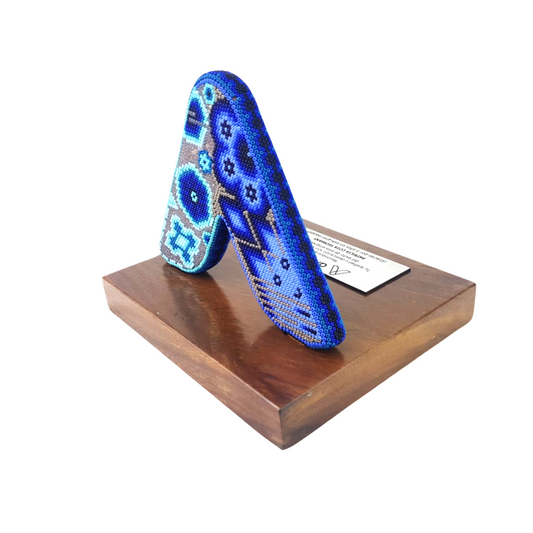 Reconocimiento con artesanía mexicana. Letra A con arte wixárika en trofeo con base de madera y placa metálica personalizada