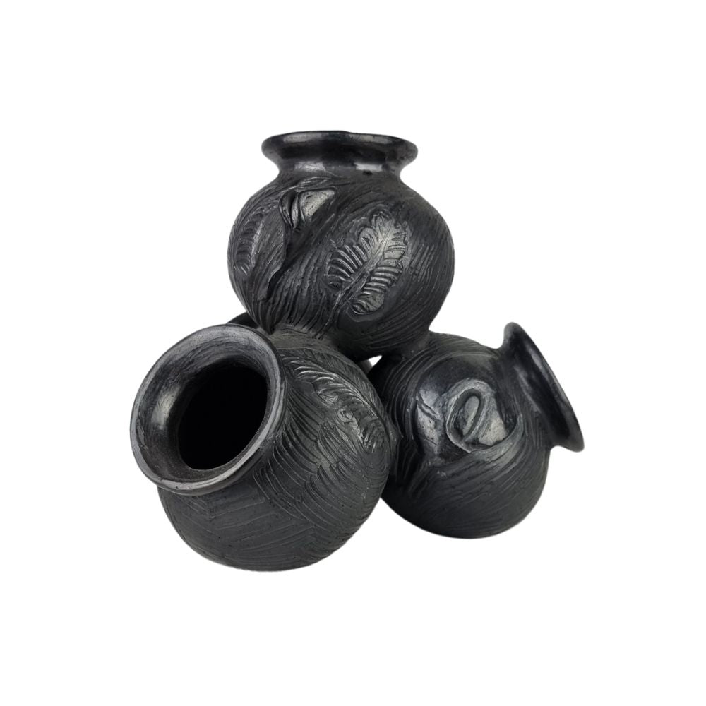 Torre de ollas de barro negro
