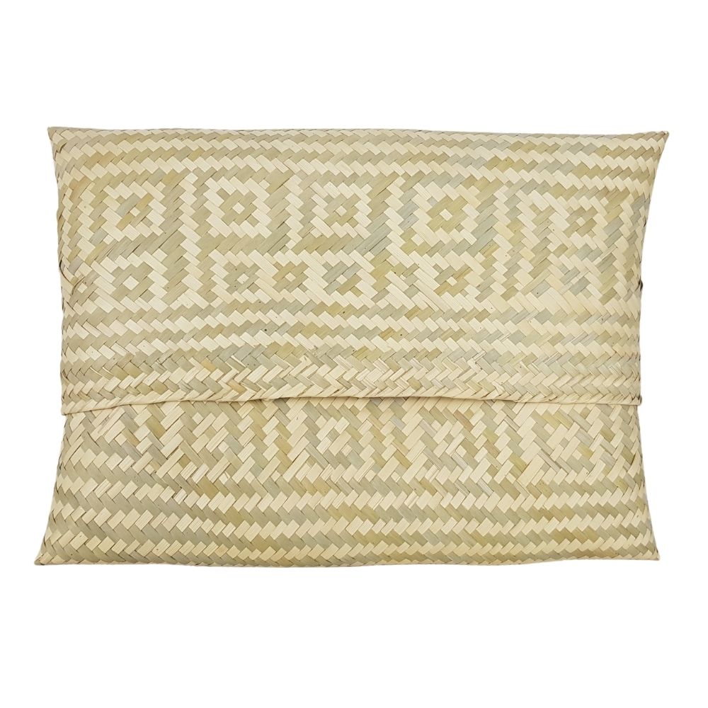 Cartera de palma tipo clutch teñida con tintes naturales tejida a mano