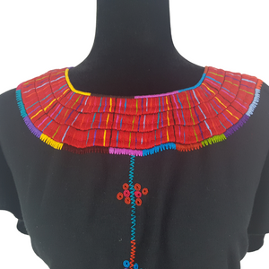 Blusa bordada Tzotzil Maya tradicional de Santa Martha Chiapas color negro con detalles de colores en cuello y mangas