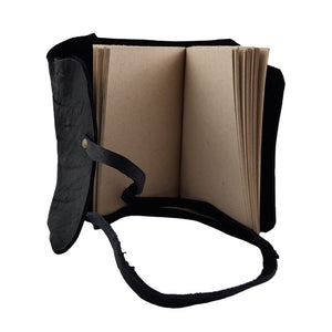 Libreta con hojas de papel reciclado y forro de piel costurada a mano